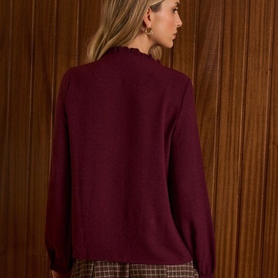 Camisola bordeaux de malha com gola franzida e saia castanha às riscas