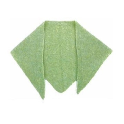 Xale triangular de malha verde clara sobre fundo branco