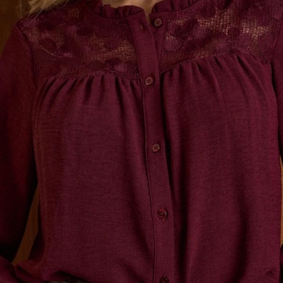 Blusa bordô feminina com renda floral e botões frontais