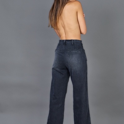 Calças de ganga pretas largas de cintura alta vistas de costas.