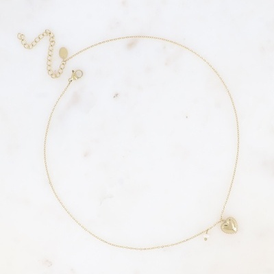 Colar fino dourado com pendente de coração