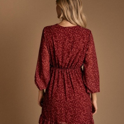 Vestido curto vermelho com padrão floral visto de costas