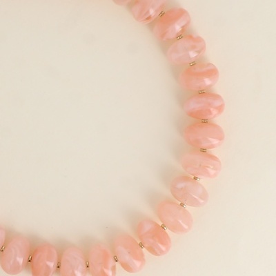 Colar ou pulseira de contas rosa marmoreadas com contas metálicas douradas