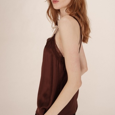 Top castanho acetinado com renda em modelo ruiva