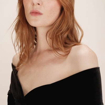 Blusa preta de veludo com decote ombro a ombro e nó frontal