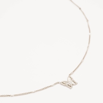 Colar prateado com borboleta
