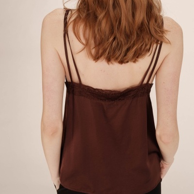 Top castanho com alças finas e renda na parte de trás