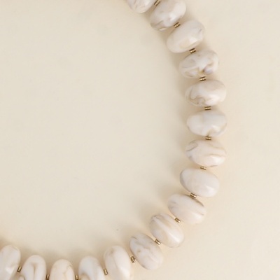 Colar com contas ovais brancas veias cinzentas e esferas douradas