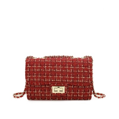 Mala de tecido tweed vermelho com fecho dourado e alça corrente