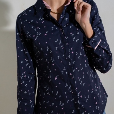 Camisa azul escura com padrão de barcos e detalhes rosa