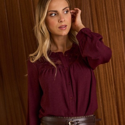 Blusa vinho feminina com botões, cinto castanho e saia quadriculada