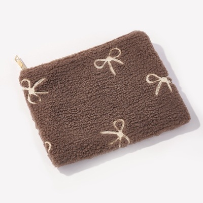 Necessaire castanha felpuda com laços bordados creme