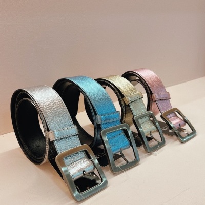 Quatro cintos de couro coloridos com fivelas quadradas metálicas