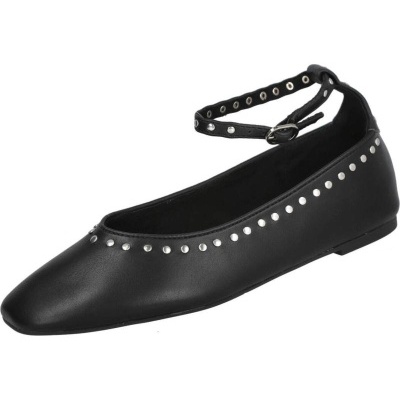 Sapatilha preta com tachas prateadas e tira de tornozelo com fivela