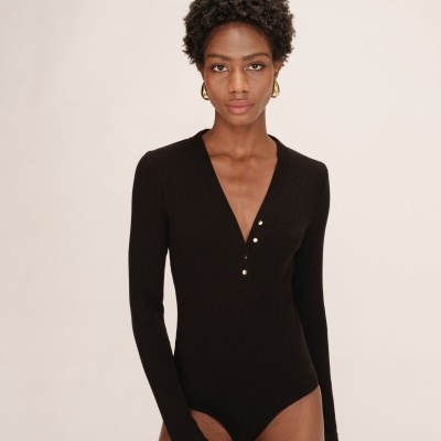 Body preto de malha com mangas compridas e botões dourados