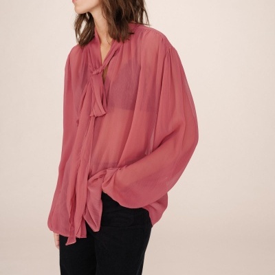 Blusa feminina rosa semi-transparente com laço no pescoço e mangas largas