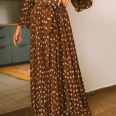 Vestido longo castanho com bolinhas brancas e cinto do mesmo tecido
