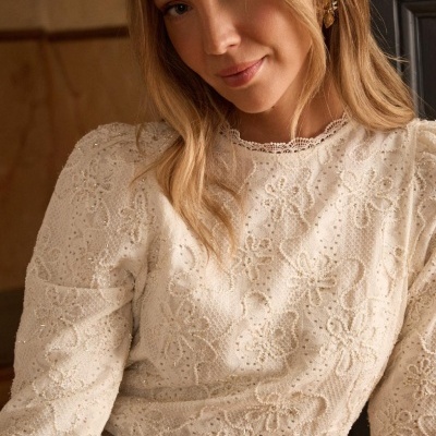 Blusa branca de renda flores com mangas bufantes e brilhos