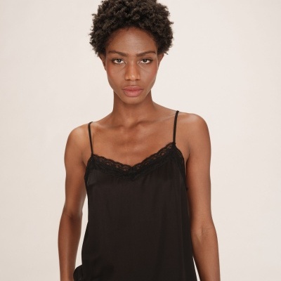 Mulher com camisola preta de alças finas com renda