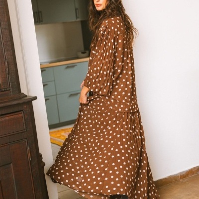 Vestido comprido castanho com bolinhas brancas