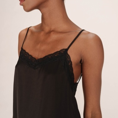 Top preto com renda e alças finas