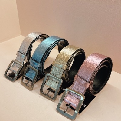 Cintos de couro metálicos em cores variadas com fivelas quadradas