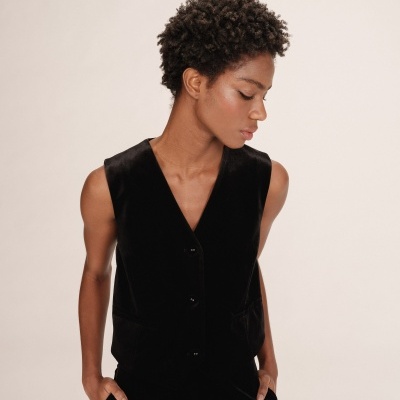 Colete preto aveludado feminino com botões e bolsos