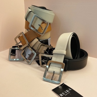 Vários cintos de couro sintético em diversas cores e fivelas prateadas