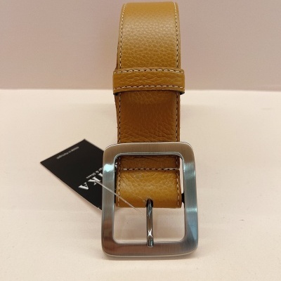 Cinto de couro castanho com fivela metálica quadrada