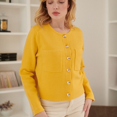 Cárdigan amarelo com botões dourados e bolsos quadrados