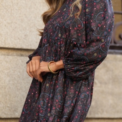 Vestido comprido com padrão floral e cachemira em tons de vermelho, azul e amarelo