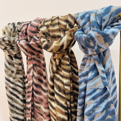 Lenços com padrão animal print em várias cores pendurados
