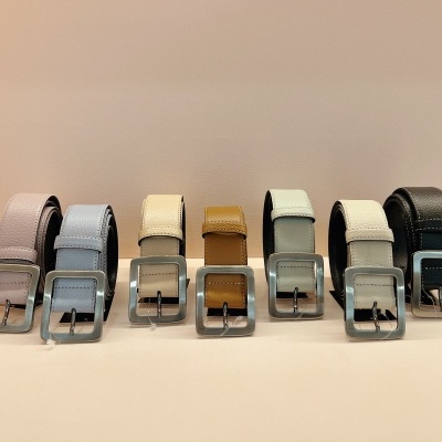 Sete cintos com fivelas metálicas em várias cores pastel e preto