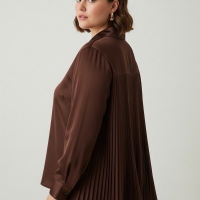 Camisa castanha de tecido fluido com costas plissadas vista de perfil.