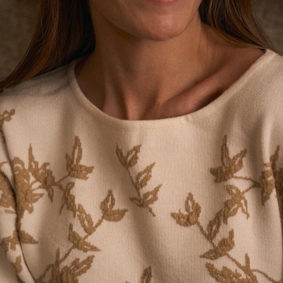 Sweater bege com padrão floral castanho e gola redonda
