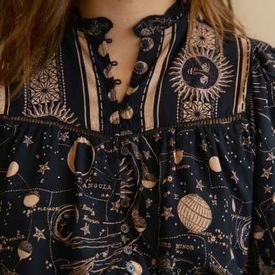 Blusa azul escuro com estampa celeste bege e botões frontais