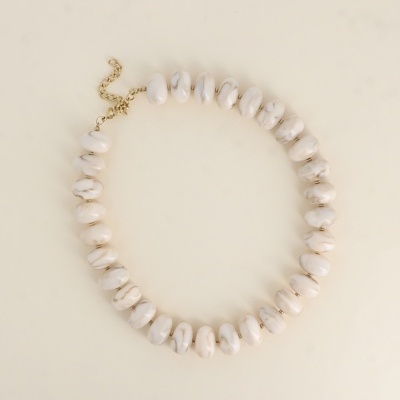 Colar creme com contas irregulares e fecho dourado