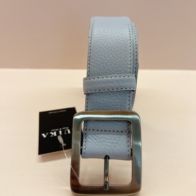 Cinto de couro cinza claro com fivela metálica quadrada e etiqueta preta