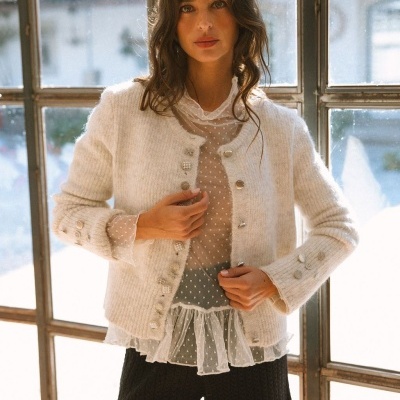 Cardigã branco de malha com botões prateados, blusa transparente com corações e calções pretos de malha