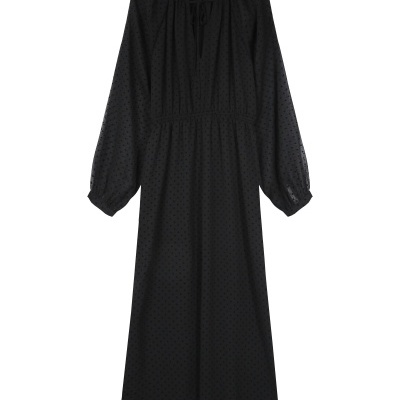 Vestido preto comprido com padrão de bolinhas pequenas e mangas transparentes