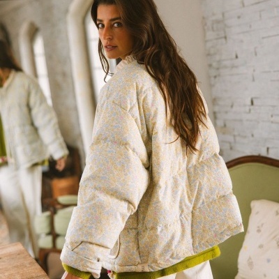 Casaco acolchoado feminino com padrão floral pastel e punhos verdes