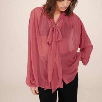 Blusa feminina rosa transparente com gola em laço e mangas largas.