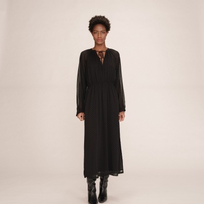 Vestido preto longo com bolinhas e botas pretas