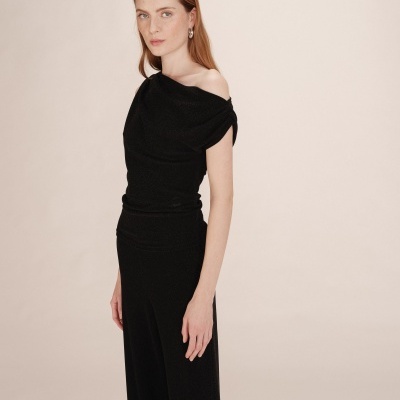 vestido preto longo decote ombro a ombro fundo bege