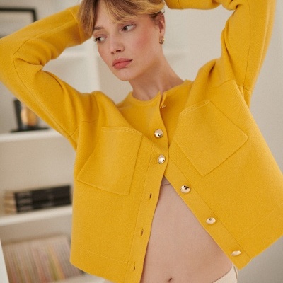 Camisola amarela de malha com botões dourados e bolsos frontais