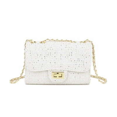 Mala pequena branca em tecido tweed com alça de corrente dourada e fecho metálico