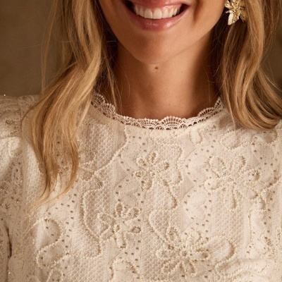Blusa branca de renda com padrão floral e fios dourados