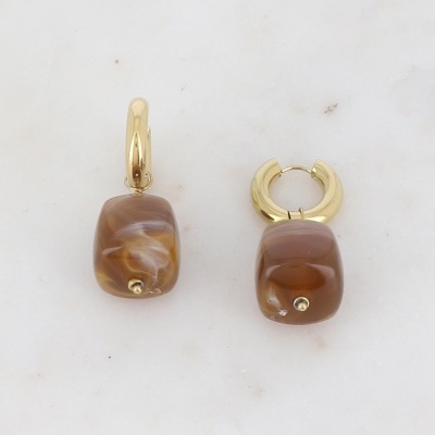 Brincos com argola dourada e pendente em pedra castanha com padrões naturais