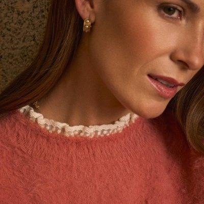 Brincos dourados com pérolas e camisola coral felpuda com gola rendada