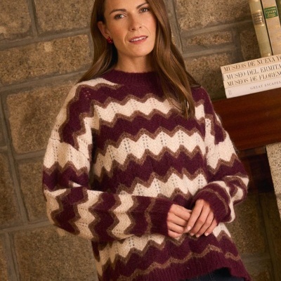 Camisola malha grossa com padrão zigzag vinho e bege